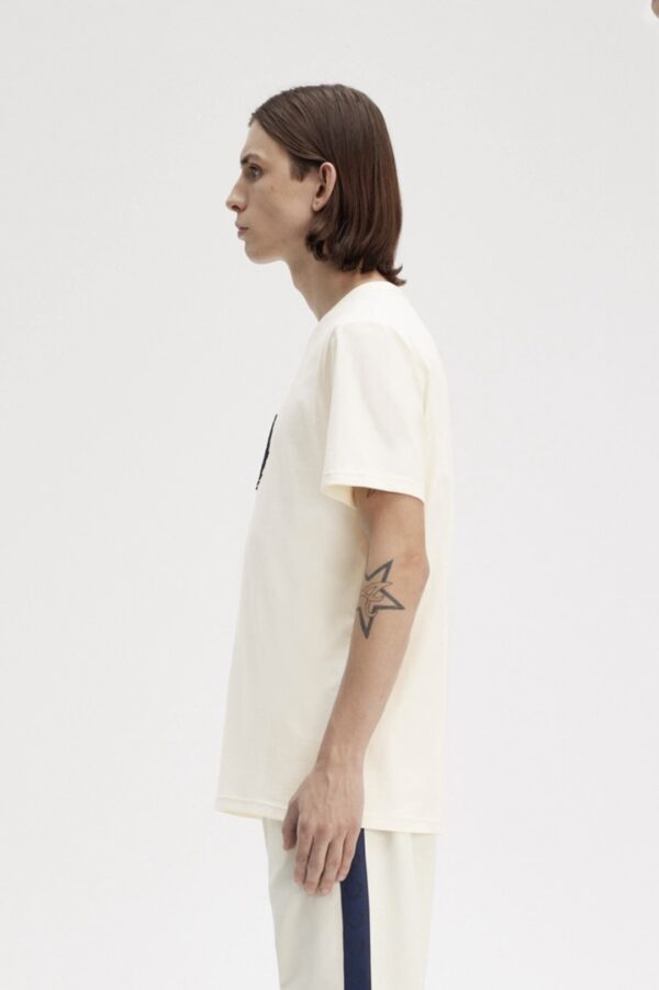 FRED PERRY Camiseta "TEXTURED LAUREL WREATH T-SHIRT"color crudo