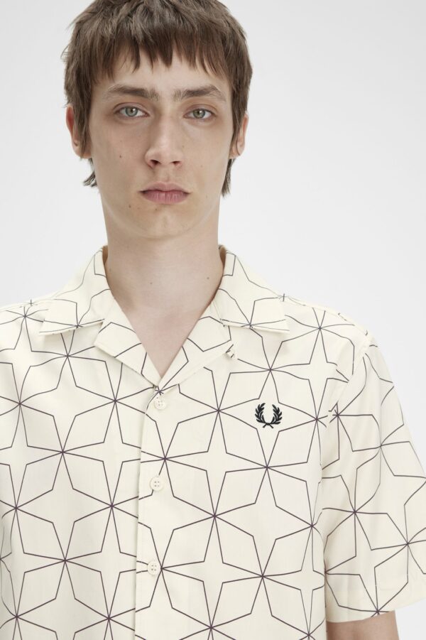 FRED PERRY Camisa " GEOMETRIC PRINT REVERE COLLAR  " color crudo