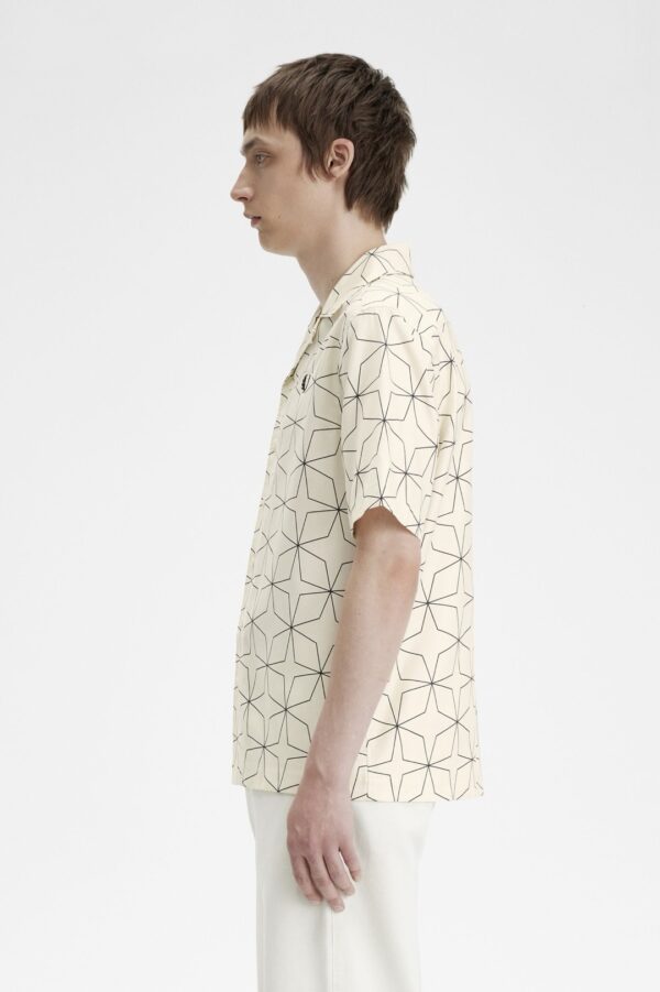 FRED PERRY Camisa " GEOMETRIC PRINT REVERE COLLAR  " color crudo