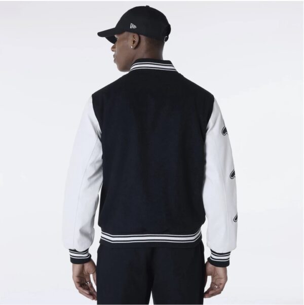 NEW ERAChaqueta"NE PATCH VARISTY NEWERA BLK"color negro