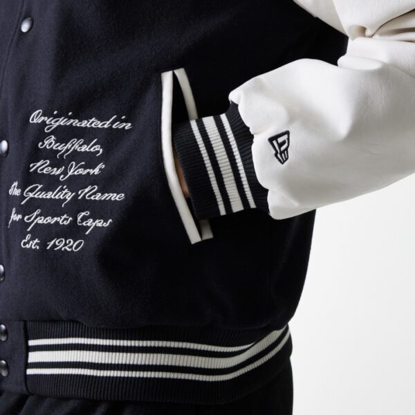 NEW ERAChaqueta"NE PATCH VARISTY NEWERA BLK"color negro